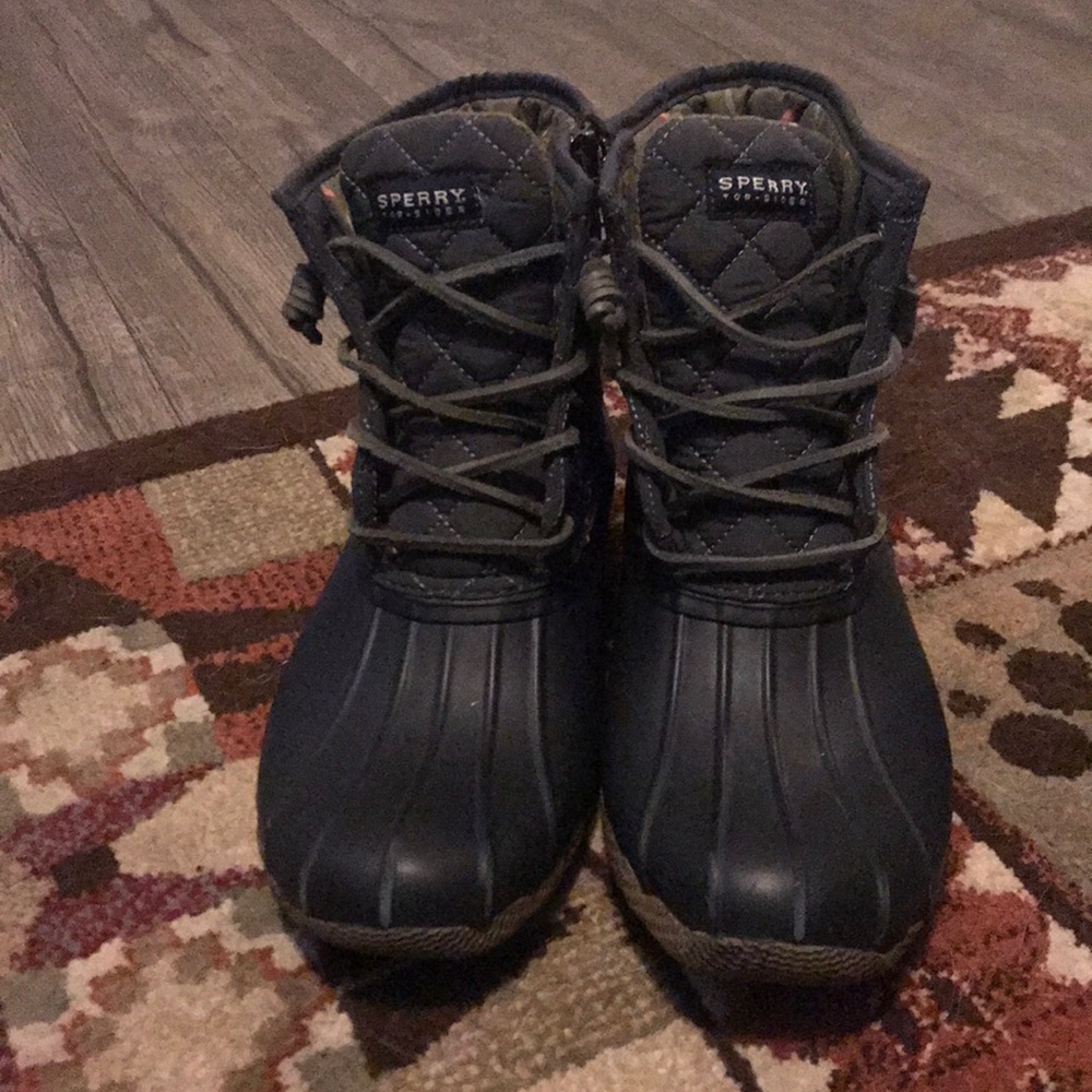 Short Sperry rain boots